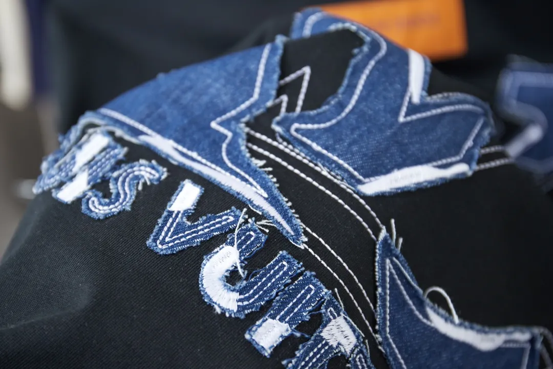 🅿️190 1V 25SS early spring new style denim splicing embroidery LV short sleeves light luxury essential item for daily commuting for men and women correct version welcome to compare detailed features · 320g 100% pure cotton double yarn jersey fabric · Special thickened 32 pieces of double-strand 1X1 thread in the same vat custom dyeing · Denim cutting and splicing ➕Various embroidery craft letters · Double needle stitching across seams · Original main mark, washed tag, brand moisture-proof paper packaging Color: black/white Size: S/M/L/XL